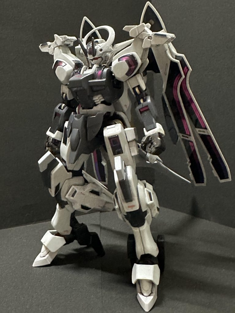 1番気になっていたのは蹄のような爪先でした。これは他の機体にはなかなかないデザインだとおもいますがそれゆえにわたしには違和感でした。 ので、つま先付け替えて踵をひっくり返してヒール化したら全体的にいじりたくなった次第です(笑)