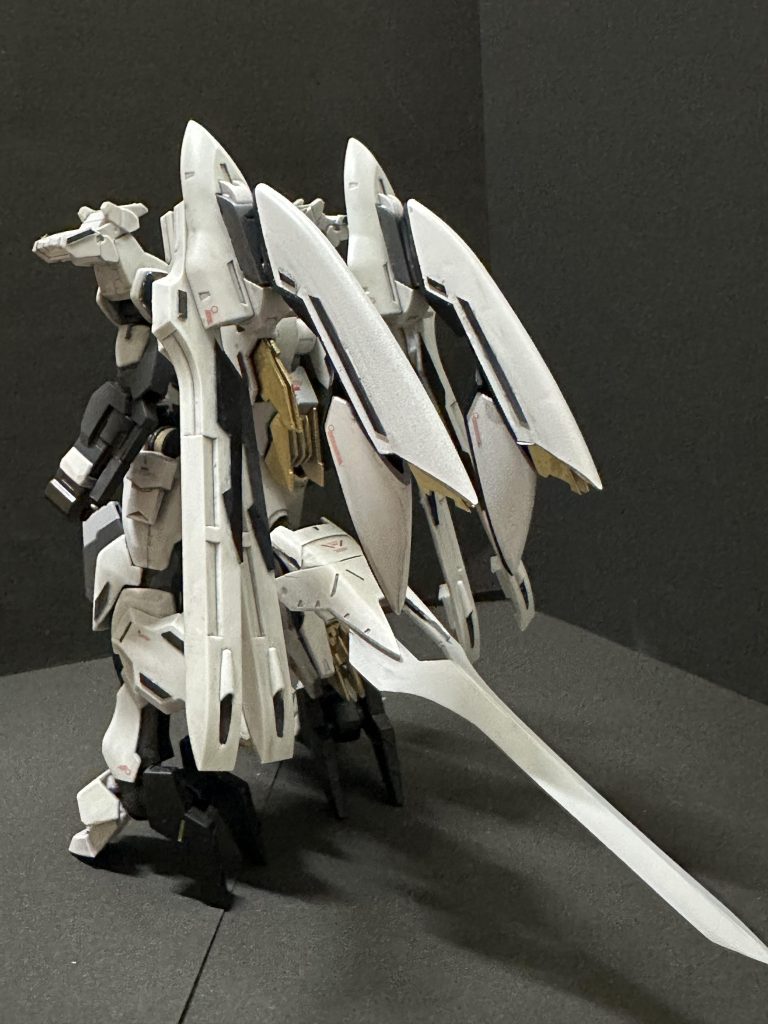 背中は多目的攻防プラットフォームガーディアンを使って翼の形を基本にしました。何かに使いたかったジンクスのアレと伸縮自在の尻尾を追加しました。