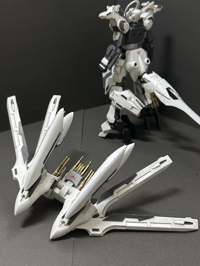 バックパックは単独飛行できそうな感じに。一瞬、ほんと一瞬だけプラウドディフェンダーに見えたのはわたしだけのハズ(笑) 今回は部分塗装にしてみました。関節とスネなどの紫色の整形色はブラックにしましたが他は整形色のままでウェザリングカラーのグレーで少し暗くしてみました。ウェザリングカラーがイメージに合いすぎてすごいよかったです!