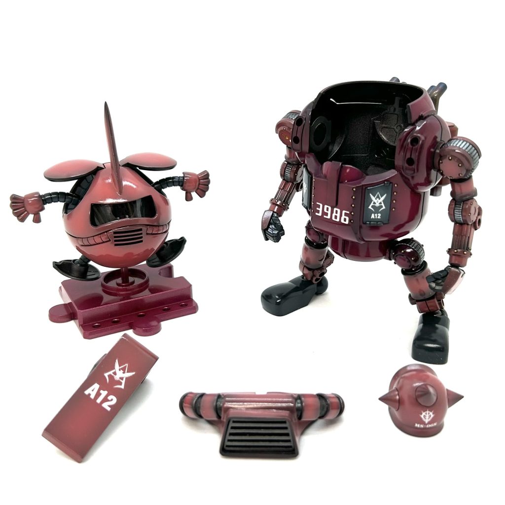 この様なパーツ構成になっております。モビルハロ本体の両肩とアゴの部分にパーツを取り付けることでモビルザクハロになります。