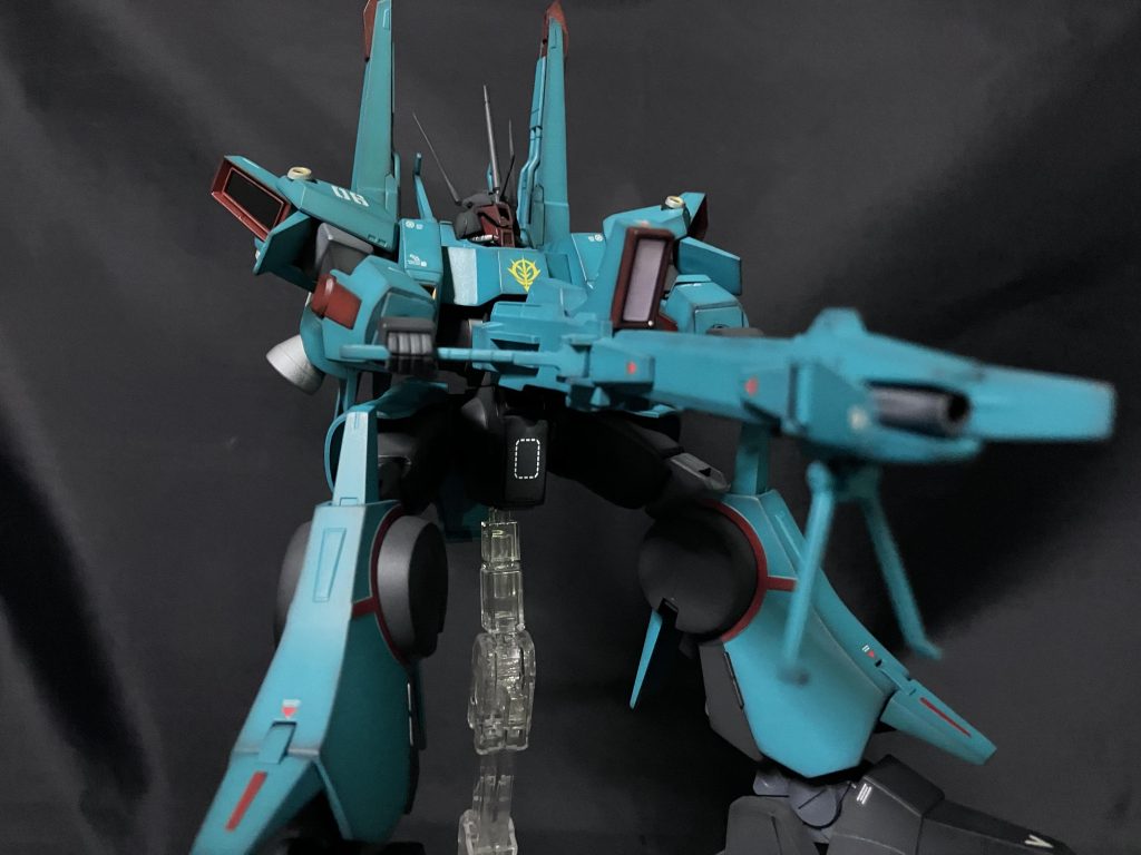 一機目はバーニア内部をマスキングと筆で塗り分けようとして何度も失敗を繰り返しました。今回はマスキングゾルを使って側面のイエローを塗り分け、底面のブラックは塗装したプラ板と小型リベットをはめ込む方法を試してみたのですが、前回より圧倒的に楽+かなり綺麗にバーニアの塗り分けができました。