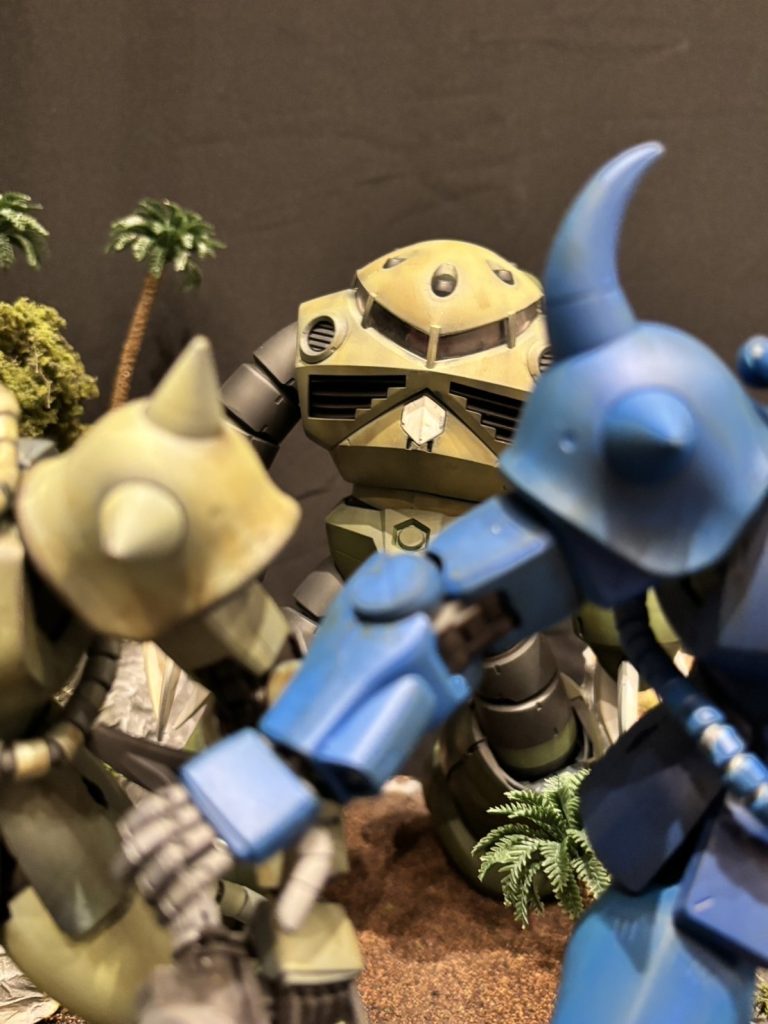 後ろにはズゴックもいます