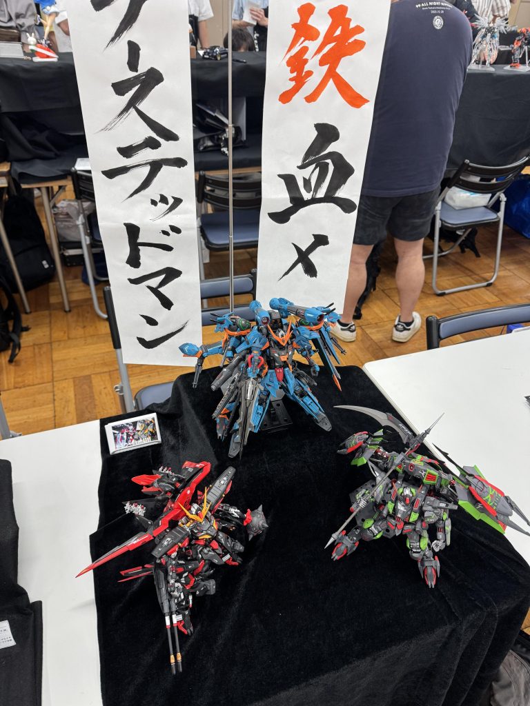 今回のカラミティですが、2025.9.15開催のネクスポ2025に間に合わせる為、開催前日出発の1時間前に完成しました💦なので最後のアセンブルは会場内での展示準備でというギリギリもギリギリな感じです(笑)名刺もこの3体で作りたかったですが到底間に合わず…🥲