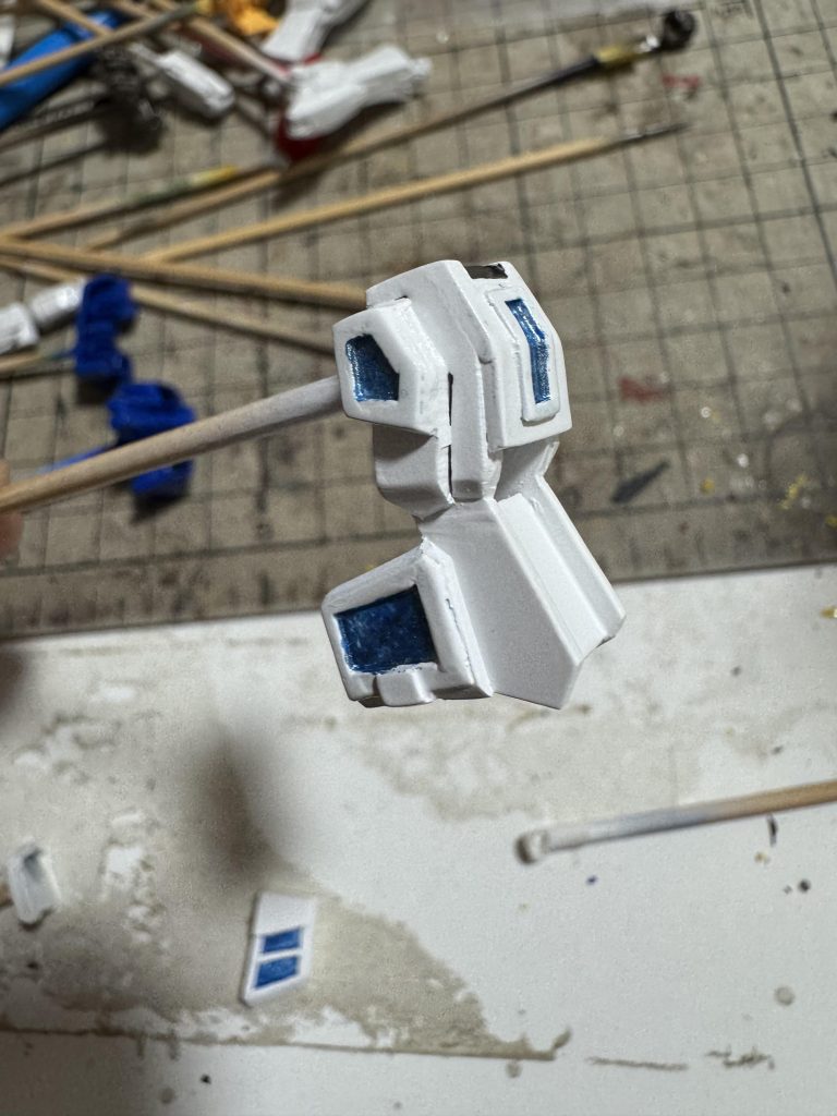 白く塗装した後にブルー＋シルバーでメタリック感を出した後から透明レジンを流し込んで特徴的なサイコフレームっぽいアレを表現しています。