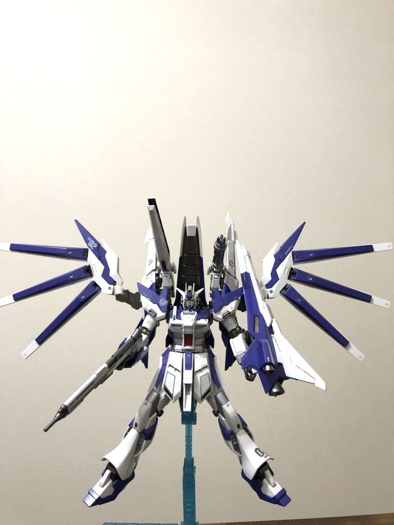 前から全体ホワイトは整形色の上から薄くパール塗装して、青は太い方のHiνの紫に近づけたパールバイオレットで塗装なんだかんだで全塗装です。腰がノーマル状態からスペーサー部品で底上げされ抜け易いので軸の延長をして対応してあります。