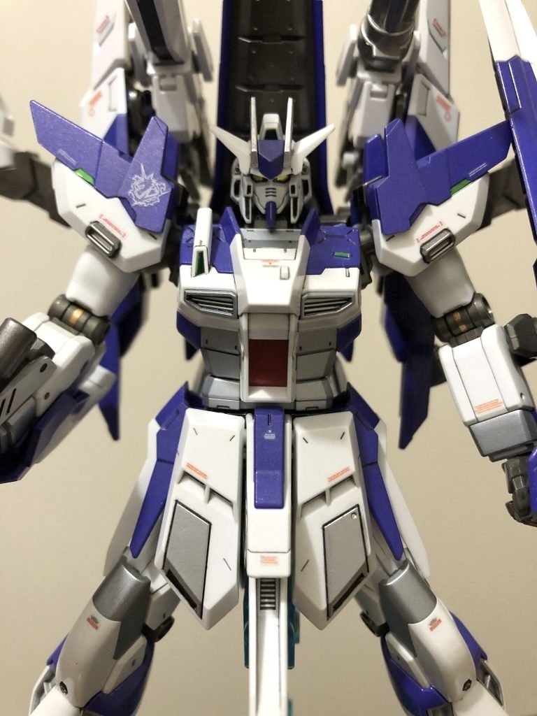 アップでカメラアイはリアルスティックデカールの余りを貼って、肘、胸、肩等リアルスティックデカールの箔部の余白部分をカットし、各所に散りばめています。