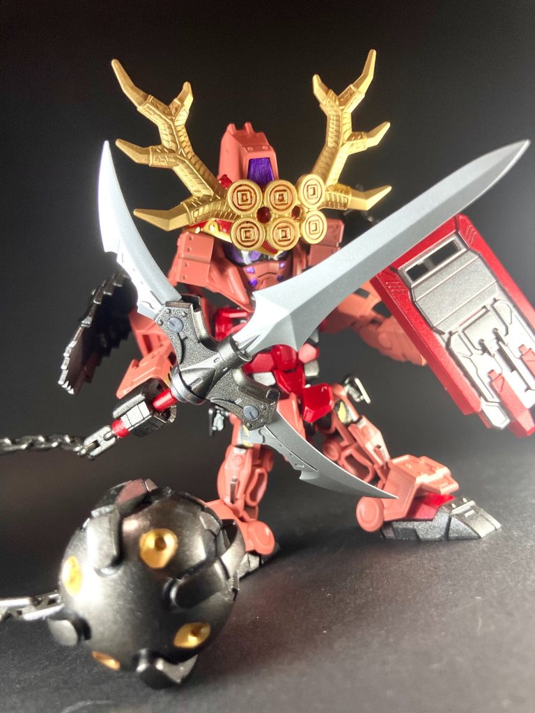 【大千鳥十文字ハンマー】真田幸村レッドガンダムの専用武装。佐助・才蔵ら真田十勇士をはじめとする信州忍者集団の技術力を結集した変幻自在な仕込み槍。その変則的な太刀筋と予測不能な投擲軌道で、敵に間合いを読ませない。