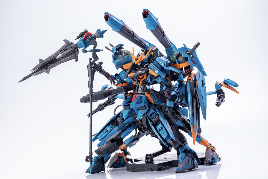 1番は何と言ってもこの四脚多腕です❗️背中の武装とリアブースターに使ってるエールカラミティのバックパックを成立させる為には普通の二脚では難しく、更に両者共にキットそのままの脚では高さが取れない為こんな感じで異形感溢れる形になりました😉