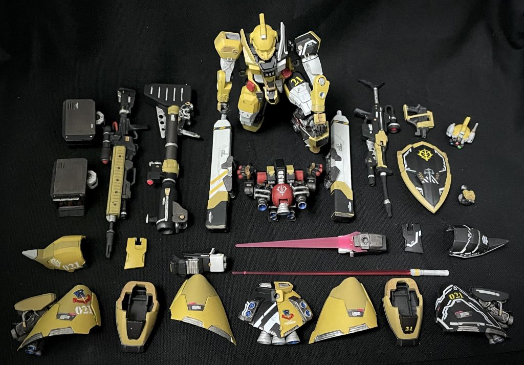 ゲルググはフレキシブルな可動域こそ、ザクやドムを凌駕していているものの、近接主体で運用が限定されており敵軽キャノンとの相性が悪い点、パイロットに負荷が高い点、生還率に問題がある点に課題もあった。シールドや装甲の追加、超長距離攻撃可能なビーム兵器の搭載、3連のカメラモジュールを狙撃性能に特化させることで、連邦主力の軽キャノンを敵機の射程外から奇襲可能なゲルググとして、ジャコビアスノード専用現地改修されたのが、【MS-14C-1Aゲルググキャノン】である。