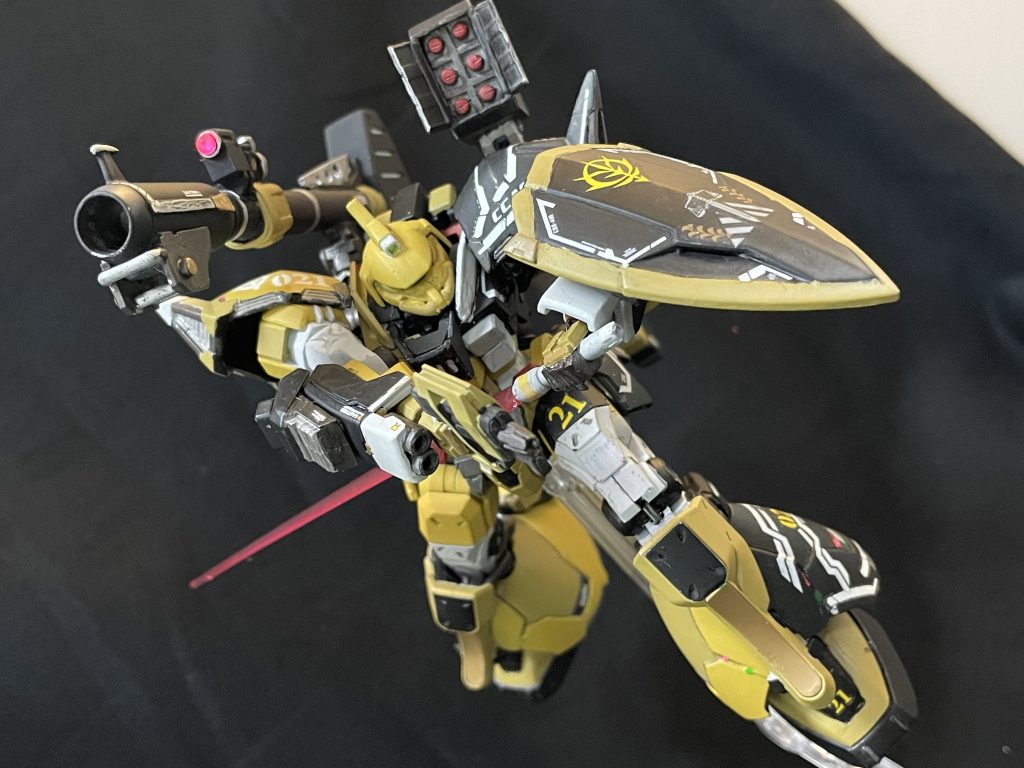 頭部差し替えで、カメラなしモードに近距離戦闘もシールド裏マウントのビームガンとビールサーベルで応戦