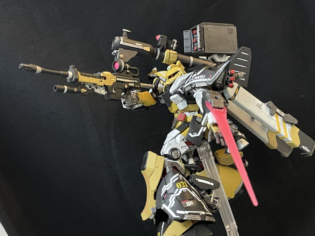 左腕ビームジュッテはシールド装備のない場合の近接武器として使用