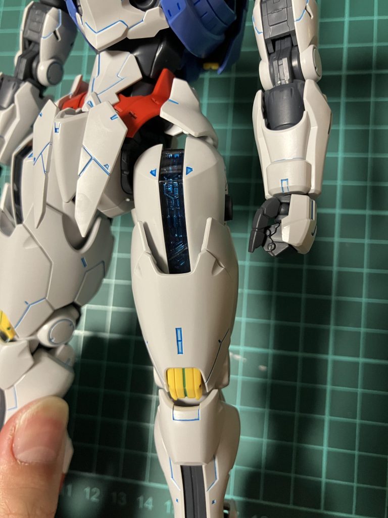 パーメットスコア・シックスをイメージして、シェルユニットをコスモメタブルーで塗装、クリアブルーでスミ入れをしています!それっぽい雰囲気にはなったかなと思います!!