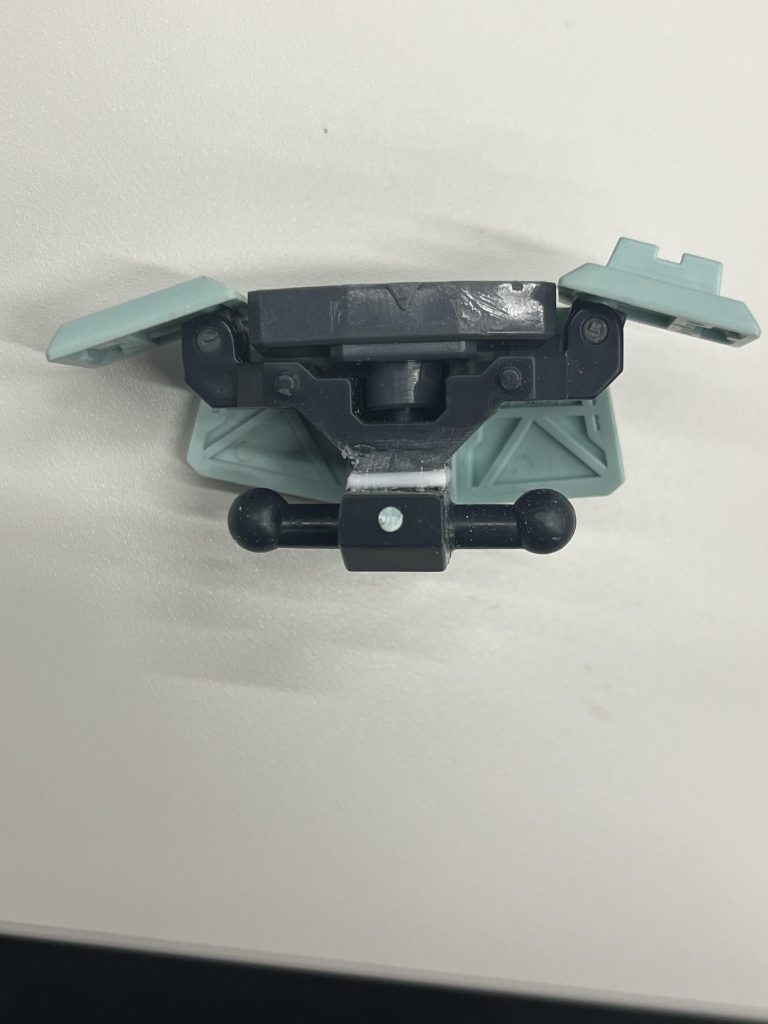 改造①股関節まともに足が上がらなかったので、股関節を1mm延長しました。ノコでゴリゴリカットしてプラ板を貼り付け。お手軽な改造で可動域確保ができました。