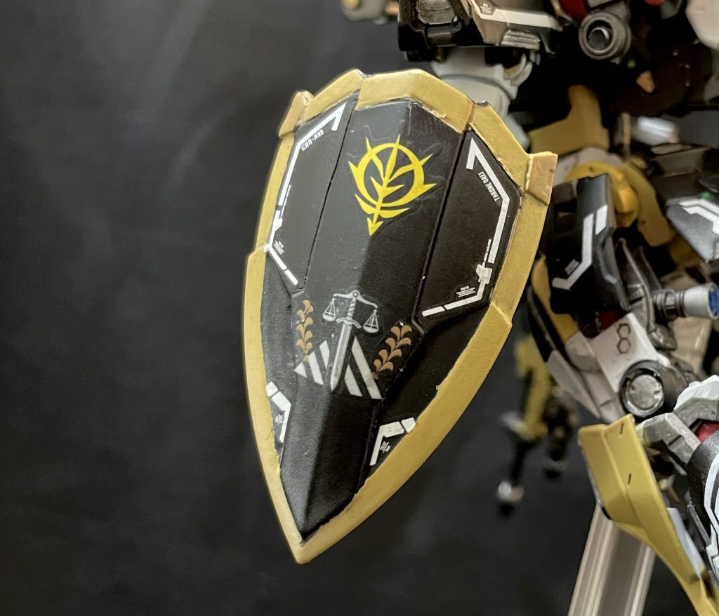 こだわり②ジャコビアスのエンブレム設定では無さそうですが、ジャコビアスだけ無いのも可哀想だったので、コミック【ジョニーの帰還でのテミス社のロゴはジャコビアスのエンブレム由来】として水星の魔女デカールを切って貼って作成してみました。