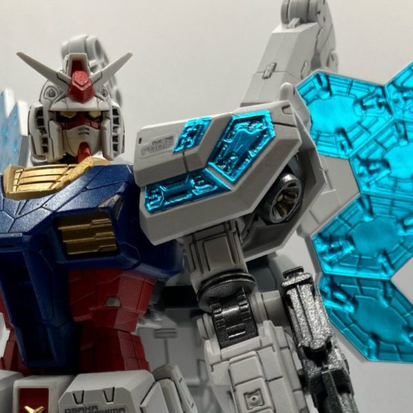 万博ガンダム。グラスフェザー装備。