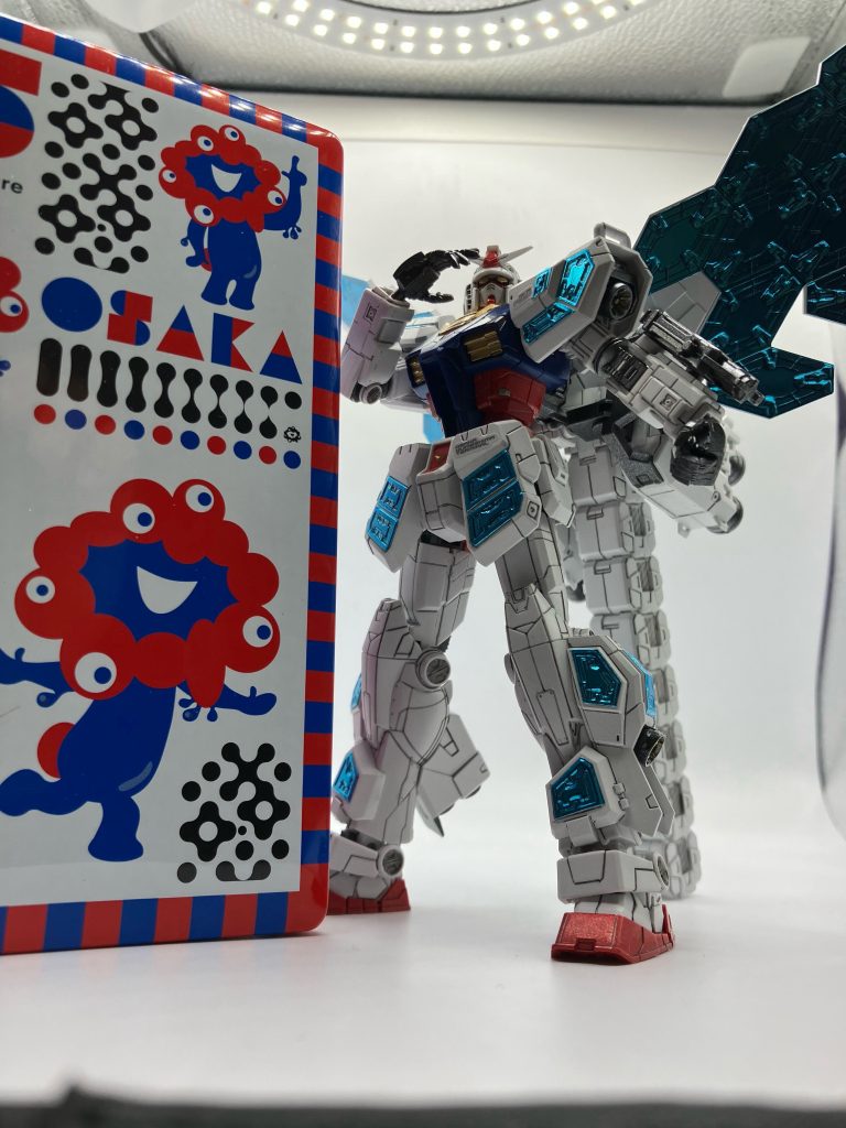 ミャクミャクの缶クッキーと。この缶ちょうど1/144ガンダムしまえそう。