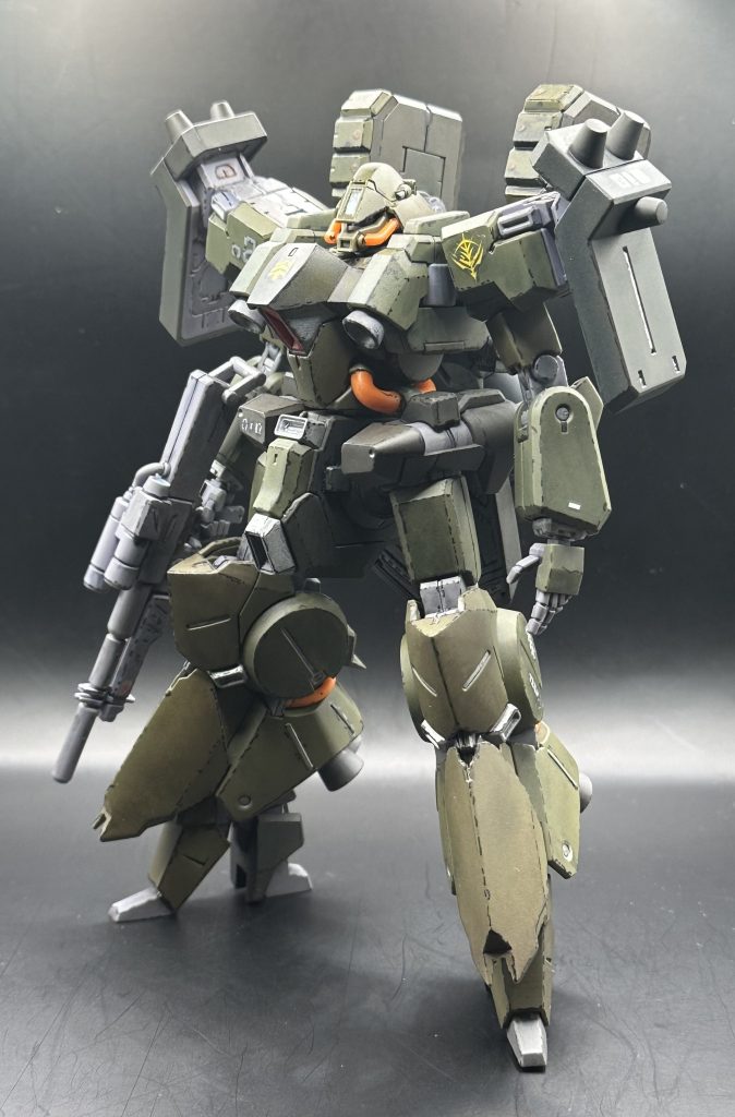 バックパックアームの目立つ肉抜き穴はランナーパテで埋め、足裏の肉抜き穴をランナータグで蓋をしました