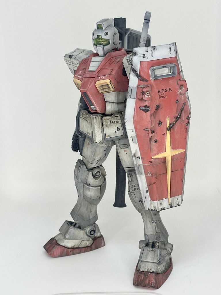 左前からです。足元の汚れを多めにウェザリングカラーで汚しました。盾も武器として使うと思うので底面に擦り傷多め。それと、ハンダゴテやヤスリで傷をつけてみました。バイザーは裏からクリアグリーンでコーティング。中のカメラアイが少し透けていい感じです。