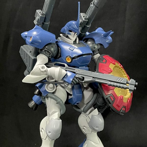 GQ版のケンプファーをミキシング作成開始しました。ミキシングに使用したキットは、エグザベギャン、ケンプファー、ギャンシュトロームで作成しています。劇中、コロニー内を突貫してくる機体に『ギャン』がいるため、ケンプファーはザクの派生ではなく、ギャンの派生というイメージです。頭部はエグザベギャンの下半分にケンプファーの頭を被せる形で作成首と腰の関節はエグザベギャンの物が長すぎた為、カットして短くして使用腕と肩は3mmの受け同士だったので3mmプラ棒で簡単接続バックパックはエグザベギャンのスラスターにケンプファーのカバーがジャストサイズでしたので取り付け太ももはエグザベギャンのパイプを活かしたかったので、ケンプファーのスラスターを切って貼って作成し、エグザベギャンにあった太もも裏のスラスターもバーニアつけて延長してケンプファーの腕パーツをカバーとして取り付け膝下のギャンシュトロームは関節の寸法違いでしたので、関節の穴を広げて、干渉箇所を切り取って作成、ケンプファーの足に近づけるように、膝裏にスラスター用のカバーを貼り付けギャンと言えば丸型シールドですので、ギャンシュトロームのものを使いましたが、デカいですね。30mmのヘビーウェポン②のシールドを用意していたのですが、実際使うとギャンシュトロームの物よりデカかったです。チェーンマインはうまく作れる自信がないので、無くすか、装備だけしておくかにします。カラーは、無塗装でも結構まとまっていますが、アレックスがいた場合にカラーがもろかぶりするので、変更予定です。仮組の感じですと、後ろ姿はイケメンなんですが正面から見ると顔デカ短足なんですよね…プロポーションもいじれるか思案中です🤔（7枚目）