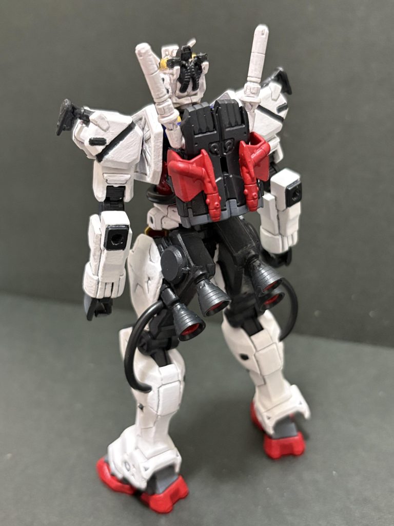 ジークアクスの分岐世界の中で、もしサンダーボルトのような世界がありパーフェクト・ガンダムが存在していたら？をイメージして作成しました。赤いガンダムをベースに手足を軽キャノンの変え、ザク要素はプラ板からスクラッチしています。