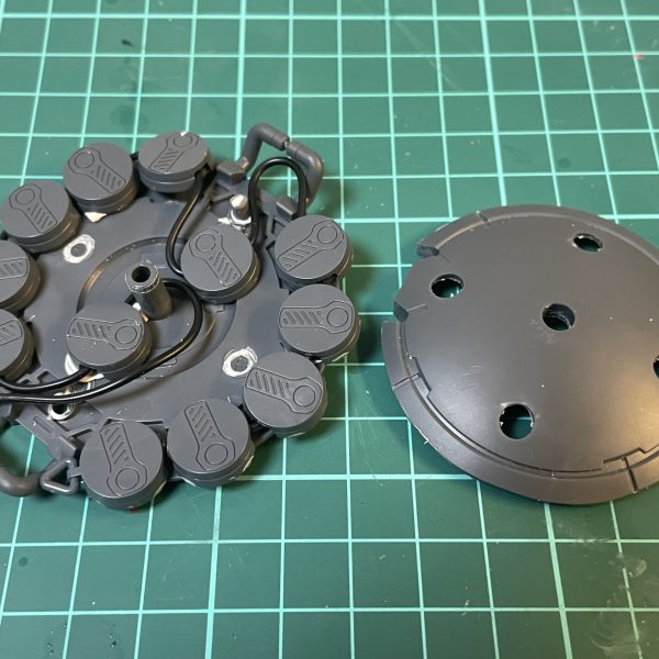 チェーンマインをメタルビルドケンプファーやHGシュツルムガルスが携行装備としてから、チェーンマインを携行させたケンプファーの作品が多く目に入ってきました。まぁ武器なんだから持っていかなきゃね。ということで、チェーンマインラックの作成に取り掛かりました。最初はギャン派生のケンプファーなのでシールド装備するため、シールド内に格納して携行しようと思いましたが、【お花みたいでダサくてデカい」】ので、ボツ！シュツルムガルスの携行な感じに縦に積むスタイルで作成し直し、バックパック下部に取り付けて携行可能にしています。素材は30MMのヘビーウェポン1と水中戦仕様のパーツを使用し作成しました。（5枚目）