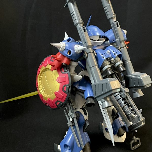 チェーンマインをメタルビルドケンプファーやHGシュツルムガルスが携行装備としてから、チェーンマインを携行させたケンプファーの作品が多く目に入ってきました。まぁ武器なんだから持っていかなきゃね。ということで、チェーンマインラックの作成に取り掛かりました。最初はギャン派生のケンプファーなのでシールド装備するため、シールド内に格納して携行しようと思いましたが、【お花みたいでダサくてデカい」】ので、ボツ！シュツルムガルスの携行な感じに縦に積むスタイルで作成し直し、バックパック下部に取り付けて携行可能にしています。素材は30MMのヘビーウェポン1と水中戦仕様のパーツを使用し作成しました。（6枚目）