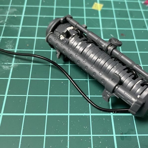 チェーンマインをメタルビルドケンプファーやHGシュツルムガルスが携行装備としてから、チェーンマインを携行させたケンプファーの作品が多く目に入ってきました。まぁ武器なんだから持っていかなきゃね。ということで、チェーンマインラックの作成に取り掛かりました。最初はギャン派生のケンプファーなのでシールド装備するため、シールド内に格納して携行しようと思いましたが、【お花みたいでダサくてデカい」】ので、ボツ！シュツルムガルスの携行な感じに縦に積むスタイルで作成し直し、バックパック下部に取り付けて携行可能にしています。素材は30MMのヘビーウェポン1と水中戦仕様のパーツを使用し作成しました。（3枚目）