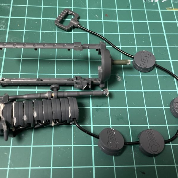 チェーンマインをメタルビルドケンプファーやHGシュツルムガルスが携行装備としてから、チェーンマインを携行させたケンプファーの作品が多く目に入ってきました。まぁ武器なんだから持っていかなきゃね。ということで、チェーンマインラックの作成に取り掛かりました。最初はギャン派生のケンプファーなのでシールド装備するため、シールド内に格納して携行しようと思いましたが、【お花みたいでダサくてデカい」】ので、ボツ！シュツルムガルスの携行な感じに縦に積むスタイルで作成し直し、バックパック下部に取り付けて携行可能にしています。素材は30MMのヘビーウェポン1と水中戦仕様のパーツを使用し作成しました。（2枚目）