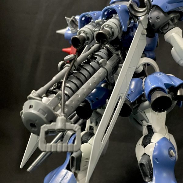 チェーンマインをメタルビルドケンプファーやHGシュツルムガルスが携行装備としてから、チェーンマインを携行させたケンプファーの作品が多く目に入ってきました。まぁ武器なんだから持っていかなきゃね。ということで、チェーンマインラックの作成に取り掛かりました。最初はギャン派生のケンプファーなのでシールド装備するため、シールド内に格納して携行しようと思いましたが、【お花みたいでダサくてデカい」】ので、ボツ！シュツルムガルスの携行な感じに縦に積むスタイルで作成し直し、バックパック下部に取り付けて携行可能にしています。素材は30MMのヘビーウェポン1と水中戦仕様のパーツを使用し作成しました。（1枚目）