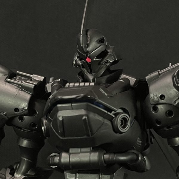 エグザベギャンとケンプファー、ギャンシュトロームとのミキシングで、ジークアクス版のケンプファーを作成しています。シールド変更や一部ディテールの追加をし、黒サフを行いました。胸部や肩にプラ板、首周りを少し下げ、シールドを30MMのシールドに変更、ショットガンをスライドできるようにしマガジン追加やっぱり黒サフをするとまとまりますね。この時が1番かっこいい時あります。カラーリングはまだ迷っていますが、ケンプファーなので青ベースでは考えています。（7枚目）