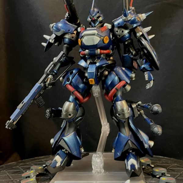 基本の塗装を完了チェーンマインはシュツルムガルスのものを使用時用に別途作成しました。こっちの方が塗り分けはやり易いですね。GQ版は武器にパーソナルカラーを少し入れて専用の武器感を出すようにしています。ここから手直し、墨入れ、デカールを行います。エナメル塗料は今まであまり使用してきませんでしたが、オレンジの隠蔽力がなく重ね塗りを重ねた結果厚ぼったくなってしまいました😅シタデルにしても良かったかもしれません。ジャイアントバズのケーブルはソフビカラーを使ってみました。厚ぼったい塗料でしたがグネグネさせても塗料が剥がれないので良かったです。ただボトルがでかいので使い切れる気がしません😅（2枚目）