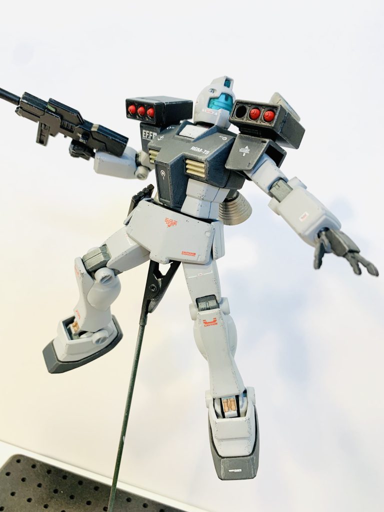 肩のミサイルポッドはザクの物を流用。