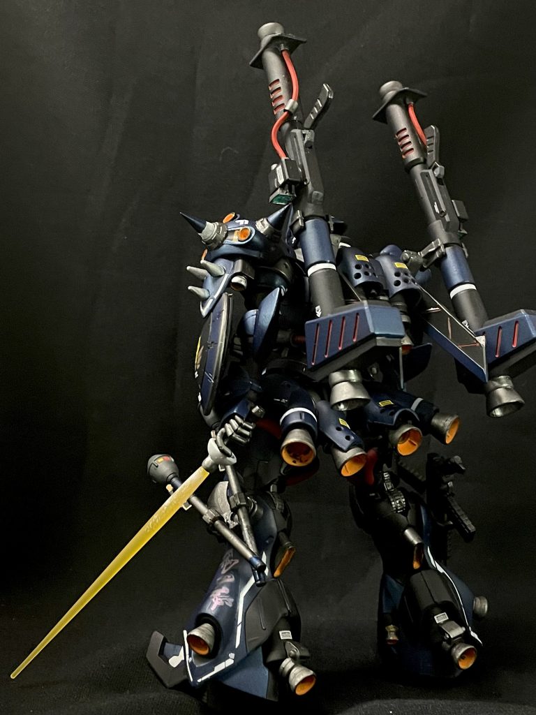 本来はビームライフルの使用も可能であるが、本機『MS-18Eケンプファー強襲型』は、コロニー内での強襲用として、稼働時間の確保とコロニー内という環境から実弾兵装が中心で装備されており、ビーム兵器はビームサーベル2本のみとなっている。