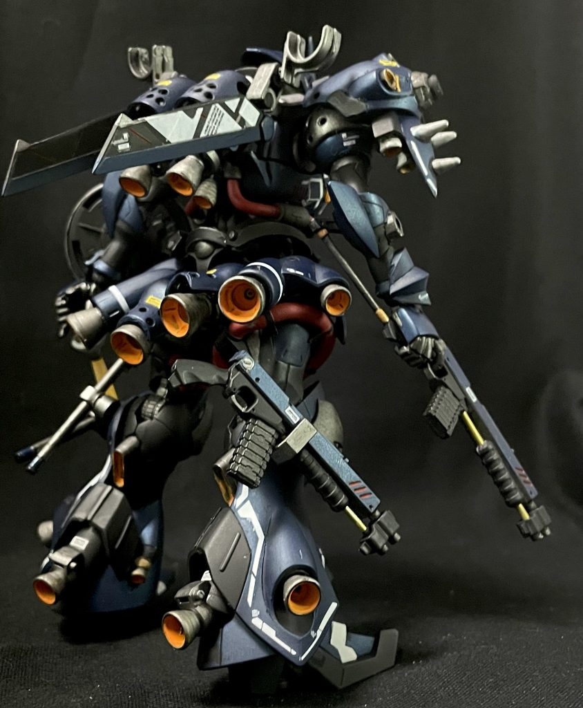 バックパックにはウイングバインダーが装備されており、数多のスラスターを活かし重力圏内での機動力向上を目的としている。バックパックにジャイアントバズ2本、脚部にショットガン1丁とシュツルムファスト2本、右太腿にはサーベル2本を装備でき、チェーンマインはバックパック下部に携行でき単騎での拠点強襲を実現させる重装備となっている。ジャイアントバズは関節機構の追加によりバックパックに懸架した状態でも前方への射撃が可能。