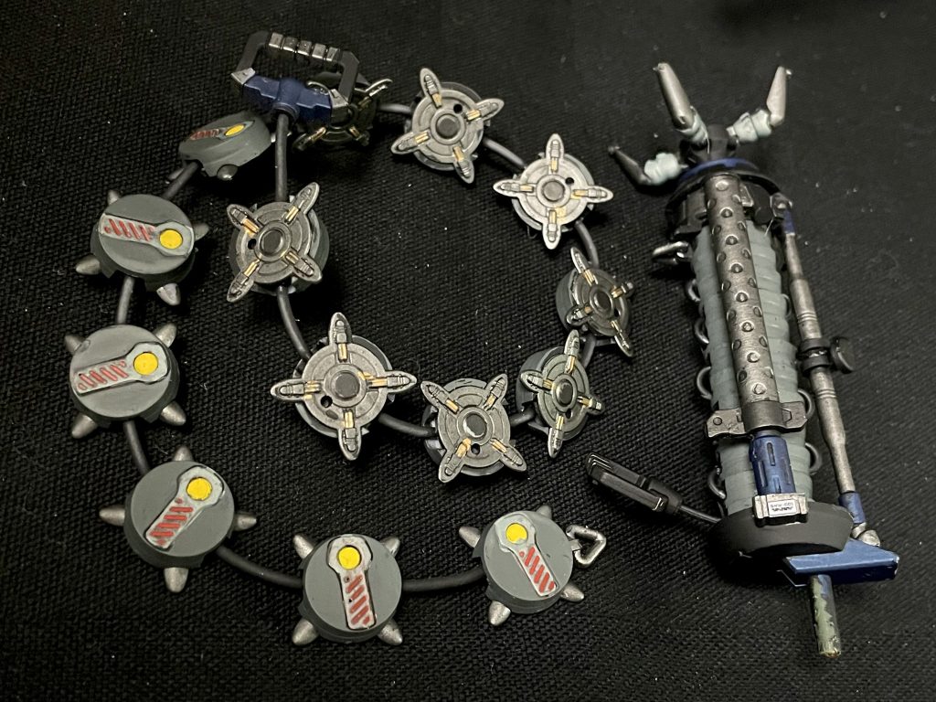 チェーンマイン携行時と使用時で２つ作成しました。ラックは30MMのパーツを繋ぎ合わせてそれっぽくしています。使用状態はシュツルムガルスのチェーンマインを使用しました。🟡の部分が別パーツ化されているので塗装するならこちらの方が簡単でした。