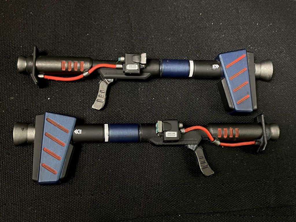 こだわり①武装類ジャイアントバズ基本はケンプファーのままですがスコープ位置を左右で変えています。スコープ位置の変更によりケーブル位置も変える必要があったため、3ミリランナー棒に穴を開けケーブルを通して作り直しました。ケーブルの塗装にソフビカラーを使いましたが、曲げても塗装剥がれが起きず優秀でした。