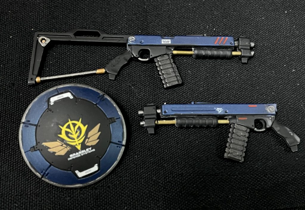 ショットガンストック付きとストックなしをそれぞれ用意しています。単に携行させるためにはストックが邪魔でしたので。真鍮線で『ジャコン』できるように工作、ショットガンの課題だと思っている弾数はマガジンを追加する事で少し改善させたつもりです。　シールド散々悩んだ結果、ギャンシュトロームやエグザベギャンのシールドはでかいと思ったので二回りほど小さい30MMのシールドを採用しました。