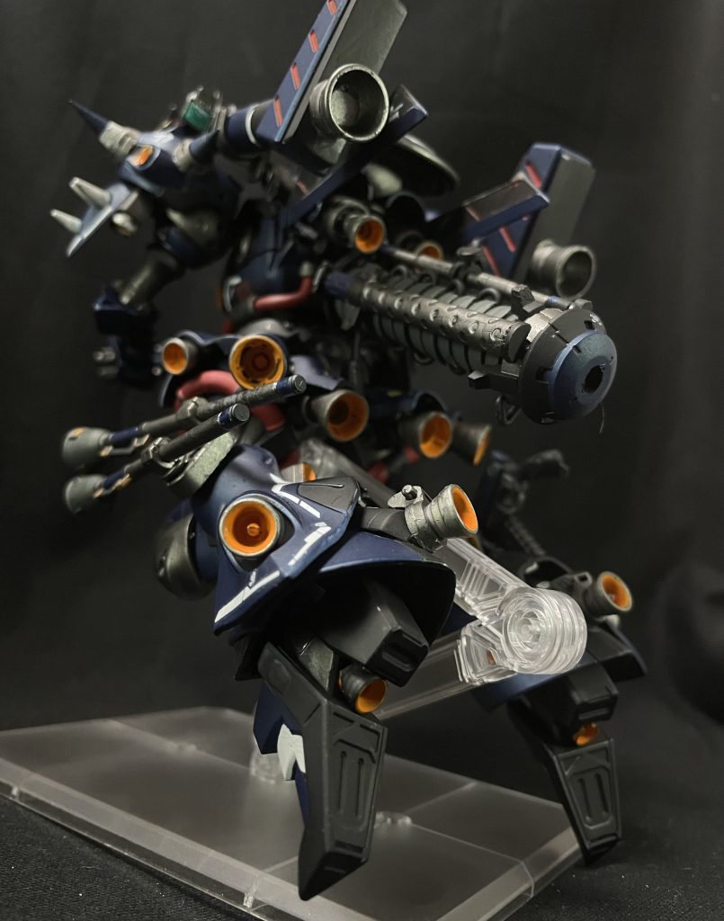 こだわり④ケンプファーっぽいスラスターこだわりというか反省点ですが、スラスター内はメタリックブルーで塗装するのが最近のお気に入りなのですが、今回はケンプファーなのでエナメルのオレンジにしましたが、オレンジの塗装のなんと難しいことか！重ね塗りが過ぎて厚ぼったくなってしまいました。チェーンマインコンテナは、先っぽにでっかいスラスターつけて、『シュツルムブースター兼コンテナ』でもジークアクスっぽくて面白かったかもしれませんね。あと、足裏は塗り忘れてました。