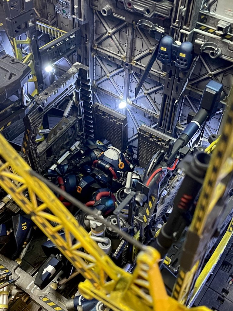 ミキシング内容頭部　下部エグザベギャン、上部ケンプファー胴体　ケンプファー肩部　ケンプファー、シナンジュ腕部　エグザベギャン手　ケンプファー腰部　エグザベギャン太腿　エグザベギャンの足にケンプファーの足パーツ貼り付け脚部　ギャンシュトローム足　ギャンシュトロームバックパック　エグザベギャンにケンプファーのパーツ貼り付け武装　銃火器ケンプファー、サーベルエグザベギャン、チェーンマインシュツルムガルス丸盾　30MMの盾と、かなり入り組んだミキシングとなりました。エグザベギャンのミキシングで開始しましたが、ほぼ別物になりました…カラーリングはケンプファーよりは青くなく、シュヴェーアほど黒くなく、赤と白を差し色にした感じです。