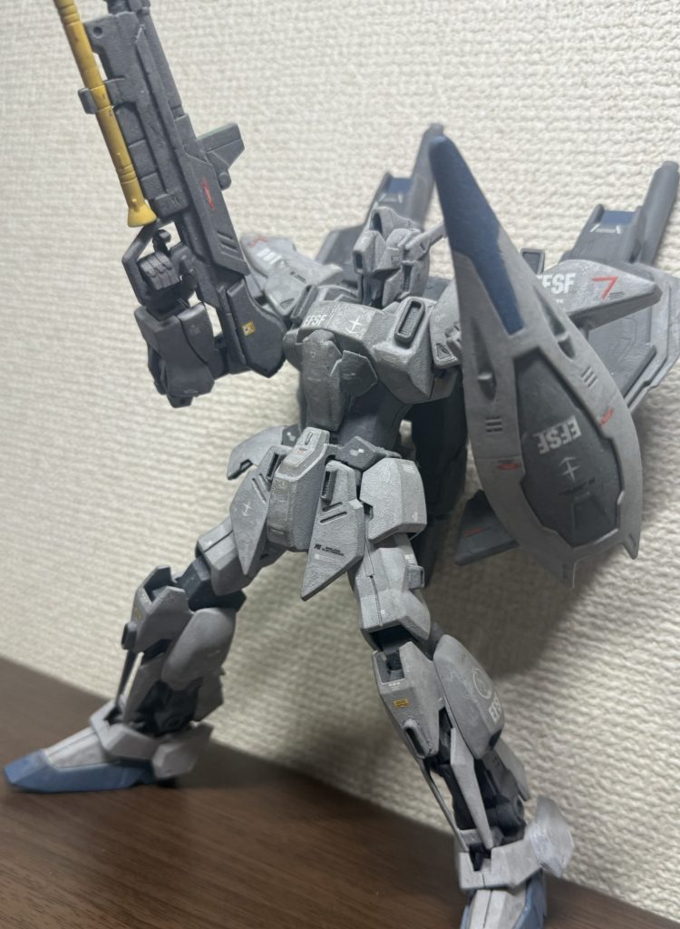 シールド内部のビームガンは、シールド裏から取り外すことで、通常のビームサーベルとして使える。可変機構において不可欠なシールドは、かなりの強度を持っており、特に先端部分は刺突武器としてMSを貫けるほどの耐久性を誇る。