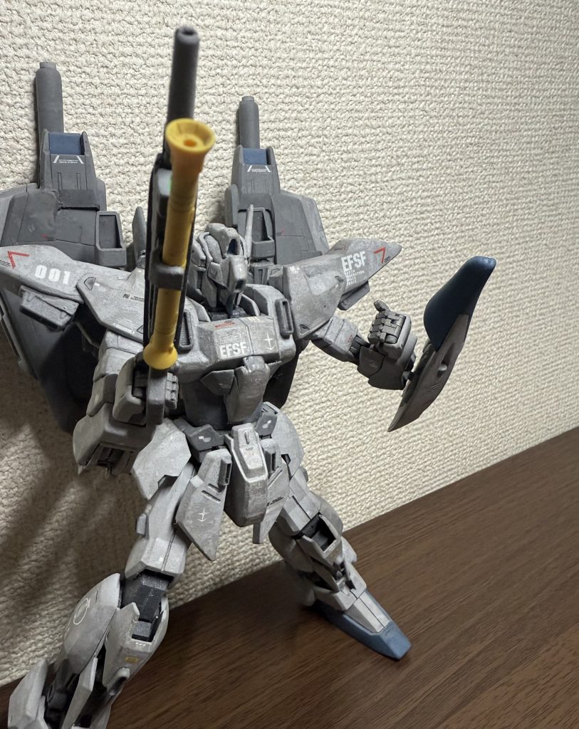 旧MG百式をベースにゼータプラスやΖガンダム、ジャンクパーツ、パテなどを使い作成。実際に可変させたかったが、当方の技術力では断念。