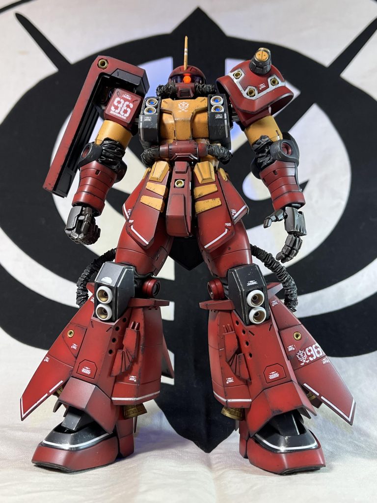 フロントビューモノアイは蛍光塗料 メインカラーはガイアノーツ:アスカレッドとアスカオレンジ