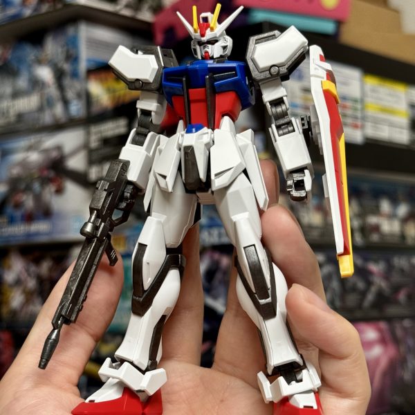 積んでいたHGCEエールストライクを部分塗装で制作中です。バックパックの羽のシール部分:シタデルカラー メフィンストンレッド装甲裏打ちや凹みの暗部:水性ホビーカラー ガンダムエアリアルグレーフレームやライフル: 水性ホビーカラー 焼鉄色ツインアイ: 水性ホビーカラー GQuuuuuuXイエローバルカン: 水性ホビーカラー シルバー（2枚目）