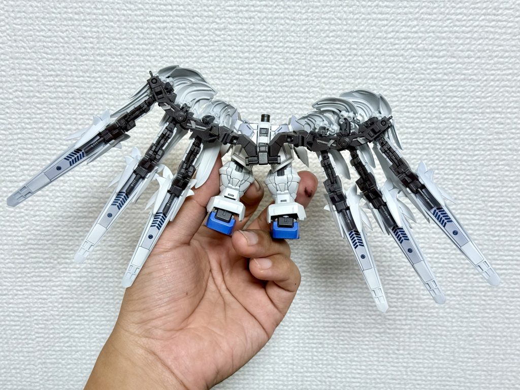 追加武装の取り付けはこんな感じになってます。股関節の後ろに取り付けられる穴を設けて取り付けてます。 