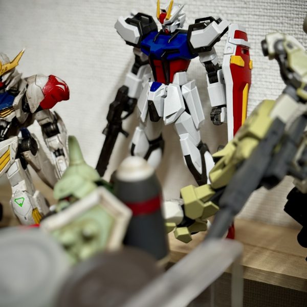 積んでいたHGCEエールストライクを部分塗装で制作中です。バックパックの羽のシール部分:シタデルカラー メフィンストンレッド装甲裏打ちや凹みの暗部:水性ホビーカラー ガンダムエアリアルグレーフレームやライフル: 水性ホビーカラー 焼鉄色ツインアイ: 水性ホビーカラー GQuuuuuuXイエローバルカン: 水性ホビーカラー シルバー（3枚目）