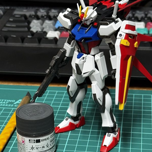 積んでいたHGCEエールストライクを部分塗装で制作中です。バックパックの羽のシール部分:シタデルカラー メフィンストンレッド装甲裏打ちや凹みの暗部:水性ホビーカラー ガンダムエアリアルグレーフレームやライフル: 水性ホビーカラー 焼鉄色ツインアイ: 水性ホビーカラー GQuuuuuuXイエローバルカン: 水性ホビーカラー シルバー（1枚目）
