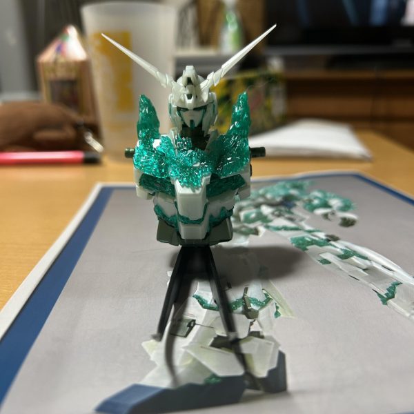 京都のガンダムベースでMGユニコーンの光の結晶体を買ってきました。顔をめちゃめちゃミスったんですが、違和感ないよな？（3枚目）