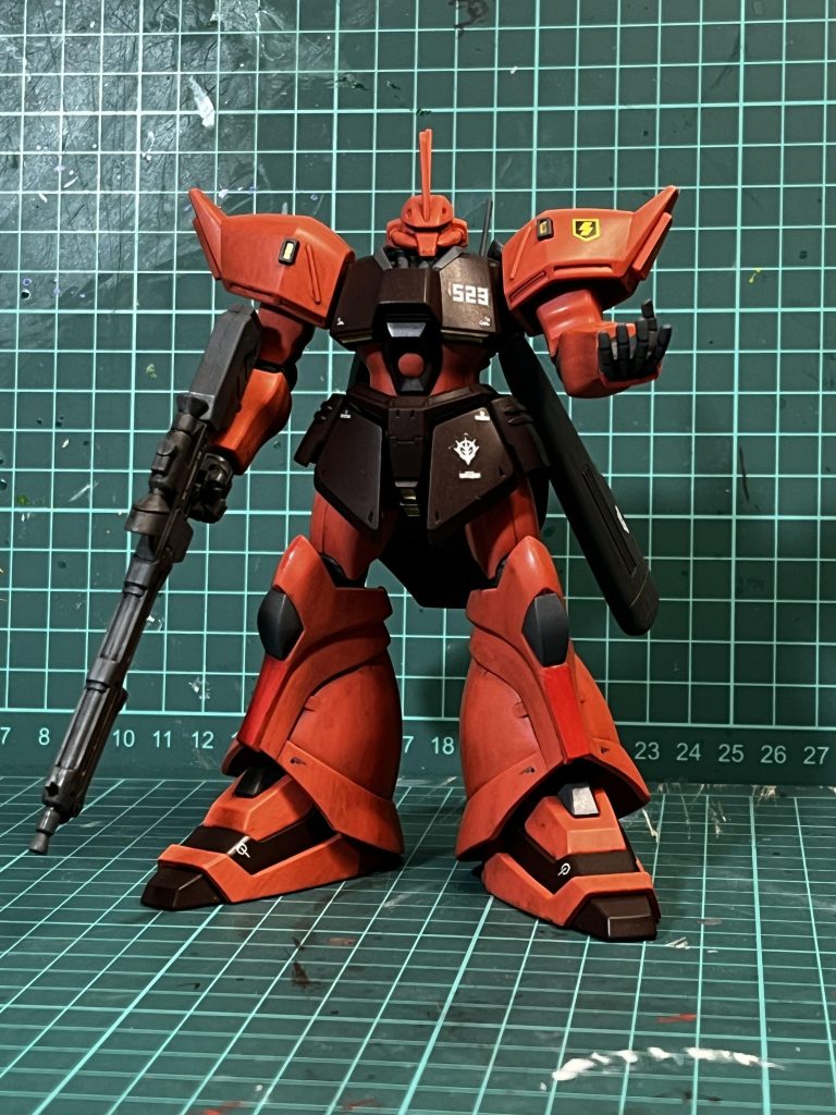 初めてMr.ウェザリングカラーを使いました。もう少し汚れを残しても良かったかもしれません。綿棒で磨きすぎました。部分的に塗ってます。スネの合わせ目にウェザリングカラーが入って割れ目が目立つのでサーモンピンクを塗って誤魔化しました。艶消しです。