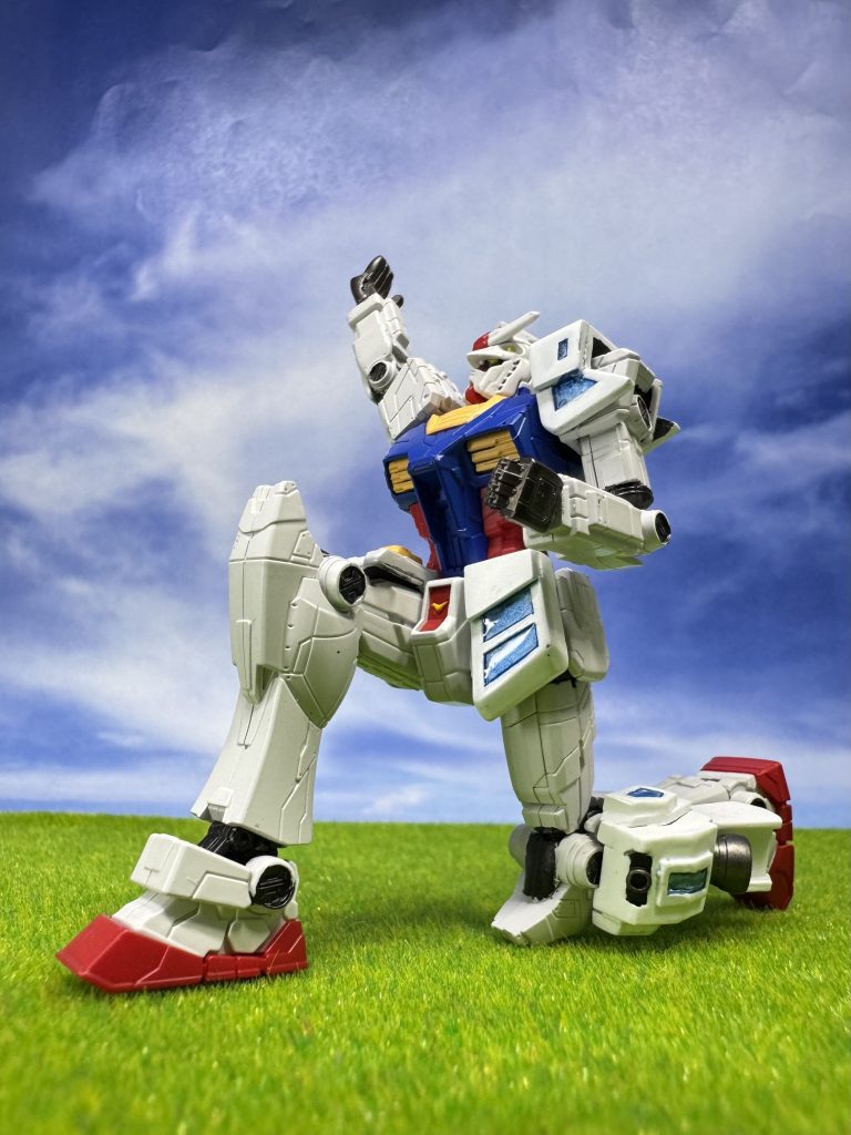 大地に聳え立つ…じゃないな…大地に片膝立ちするガンダム…！　