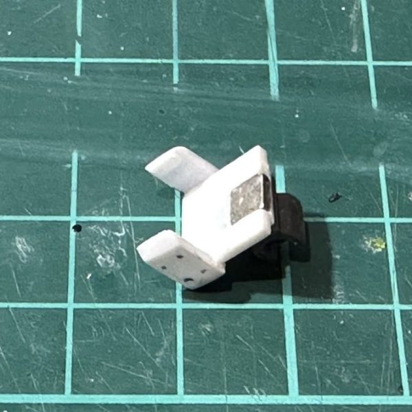 プラ板で接続パーツ作成。ネオジム磁石でシールドを接続出来るようになりました。（1枚目）